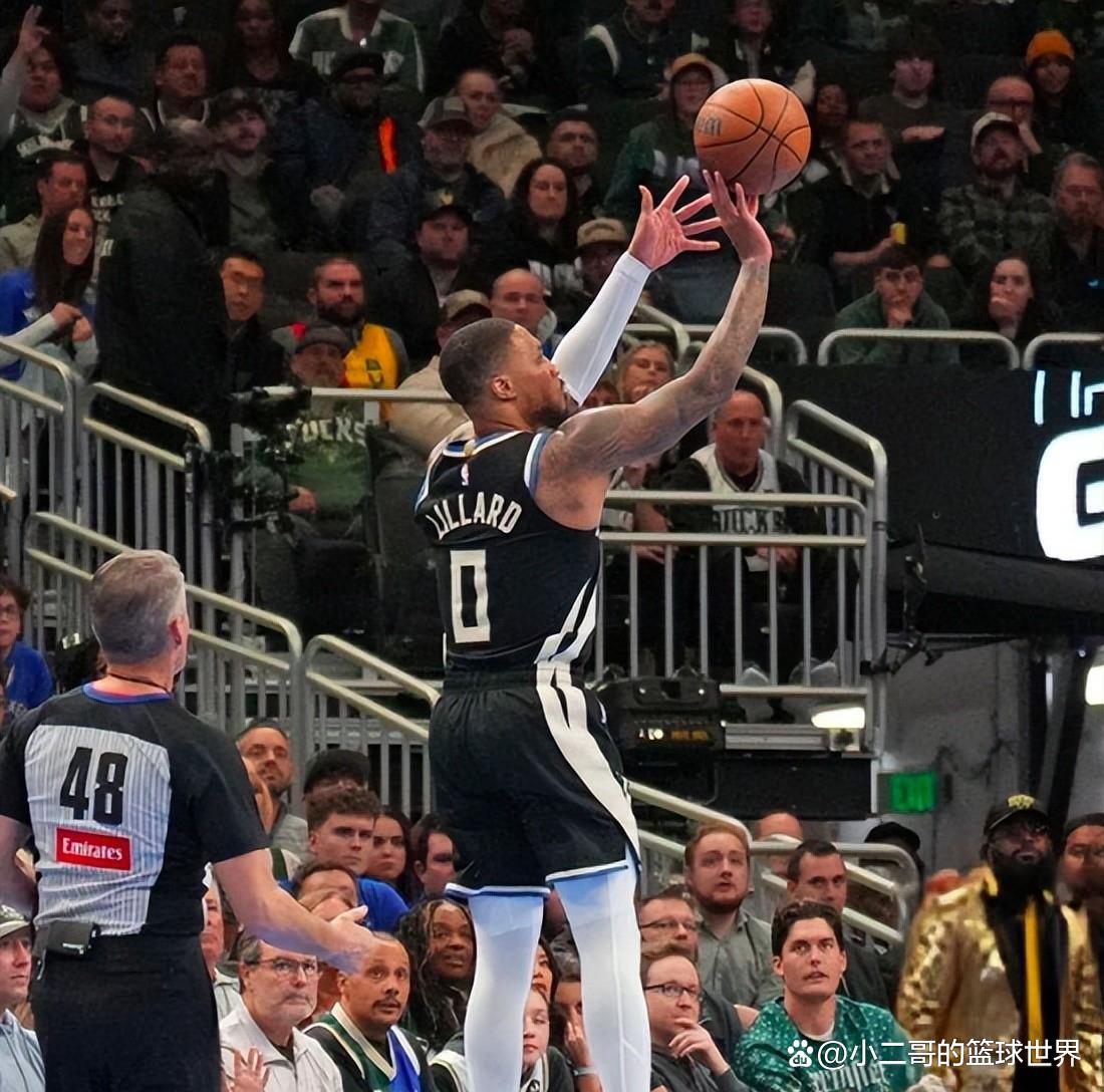 关于湖人B队逆转雄鹿B队，利拉德统治全场的信息